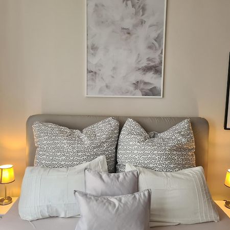 Home Away From Home Stylish Central Netflix Kitchen Wiesbaden Esterno foto